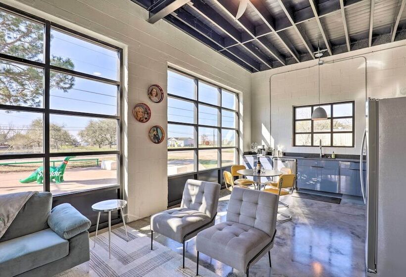 Unique Texas Home In Converted Gas Station!