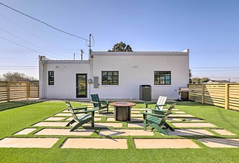 Unique Texas Home In Converted Gas Station!