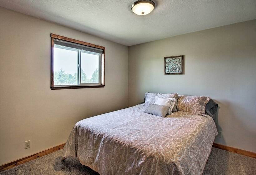 Updated Farmhouse W/ Deck On Central Oregon Canal!