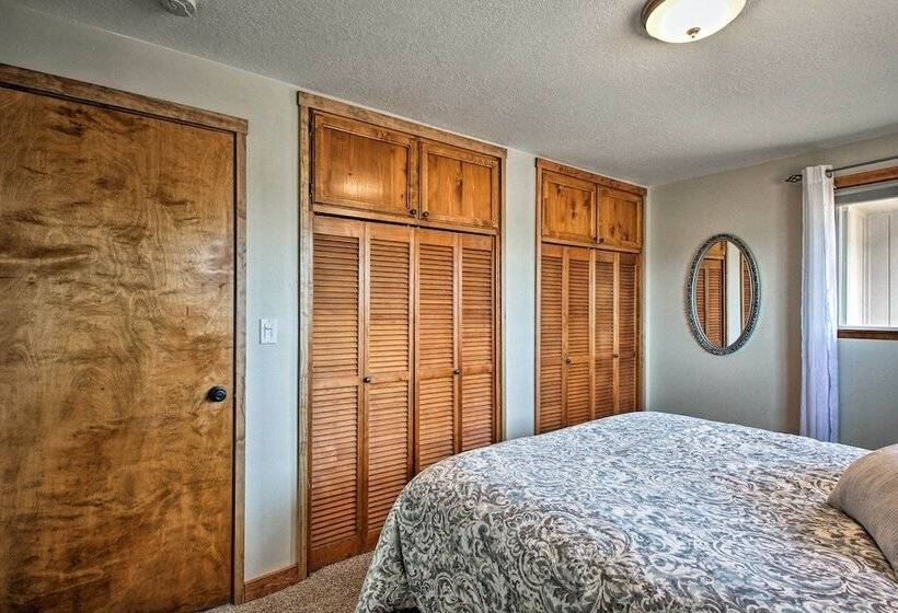 Updated Farmhouse W/ Deck On Central Oregon Canal!