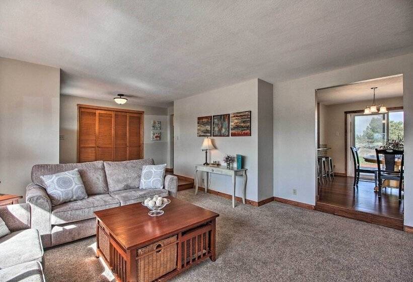 Updated Farmhouse W/ Deck On Central Oregon Canal!