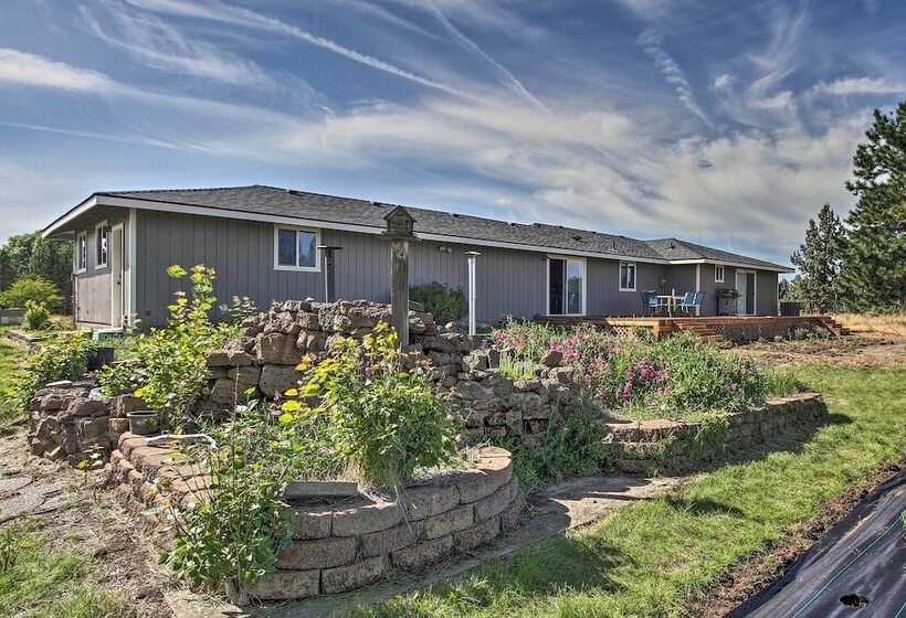 Updated Farmhouse W/ Deck On Central Oregon Canal!