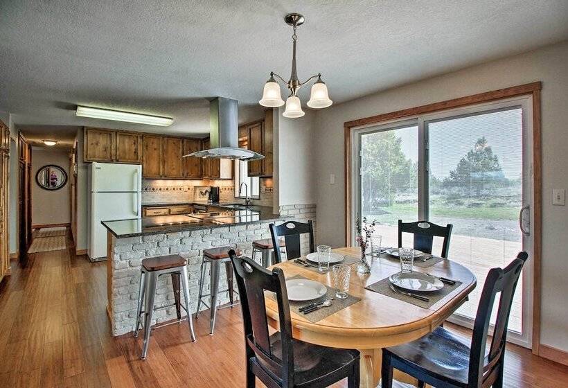 Updated Farmhouse W/ Deck On Central Oregon Canal!