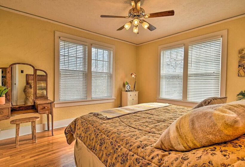 2 Mi To Oaklawn Casino: Home W/ Peaceful Yard!