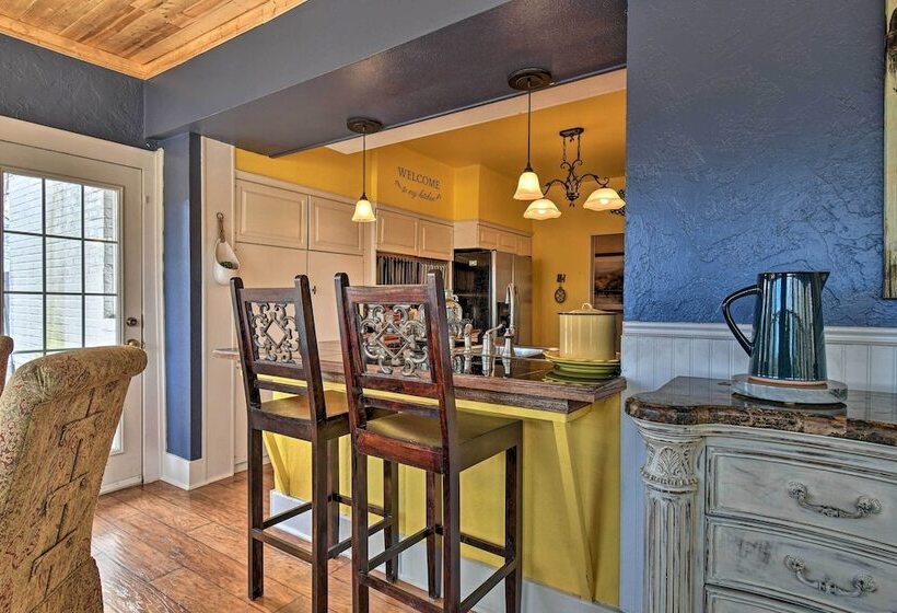 2 Mi To Oaklawn Casino: Home W/ Peaceful Yard!