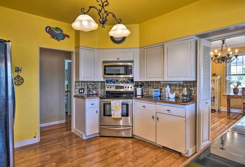 2 Mi To Oaklawn Casino: Home W/ Peaceful Yard!