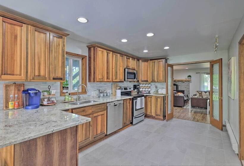 Tobyhanna Home W/ Hot Tub, Fire Pit, Deck + Grill!