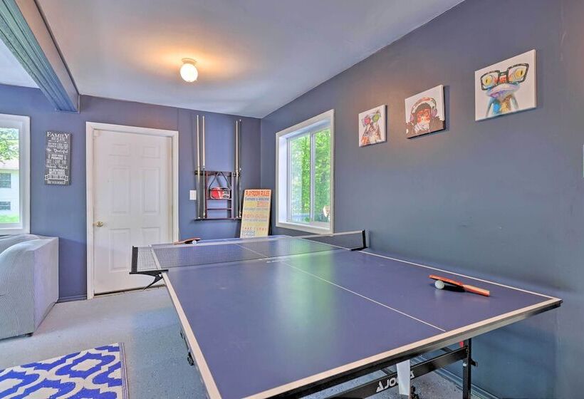 Tobyhanna Home W/ Hot Tub, Fire Pit, Deck + Grill!