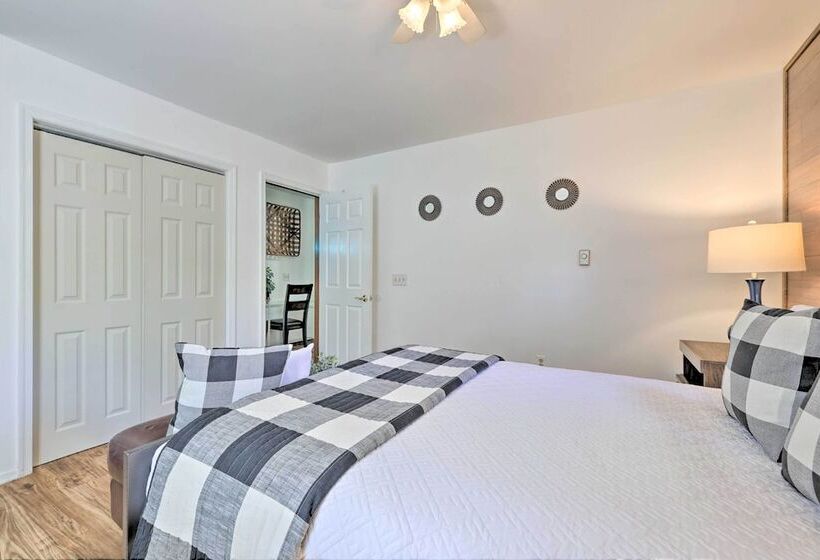 Tobyhanna Home W/ Hot Tub, Fire Pit, Deck + Grill!