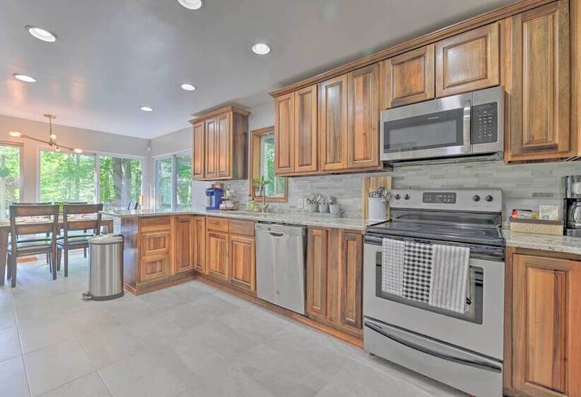 Tobyhanna Home W/ Hot Tub, Fire Pit, Deck + Grill!