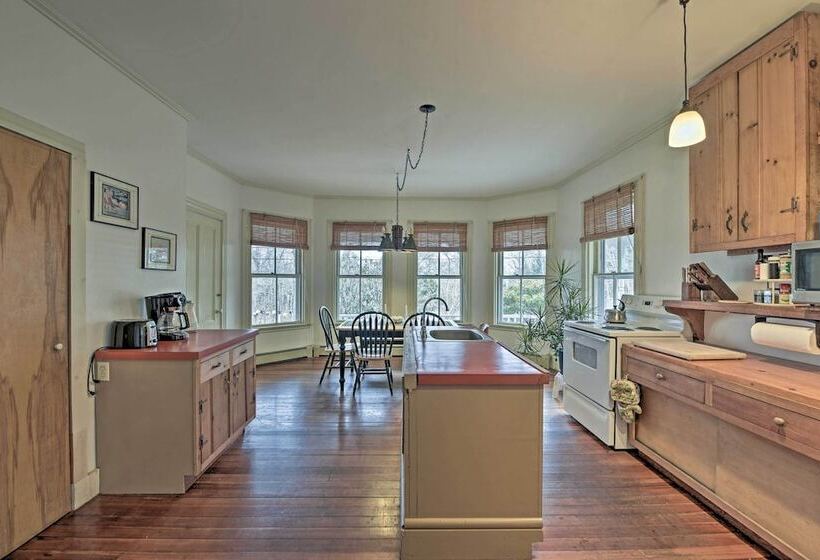 Vineyard Haven House   Easy Access To Beaches