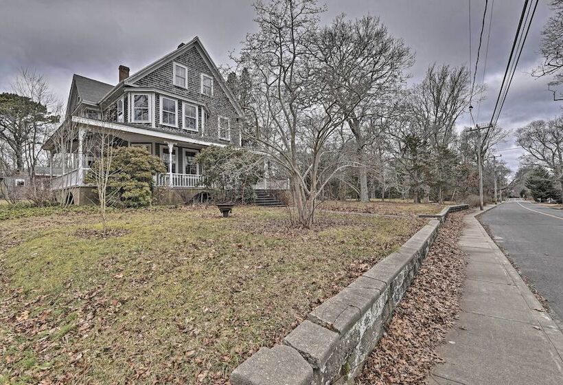 Vineyard Haven House   Easy Access To Beaches