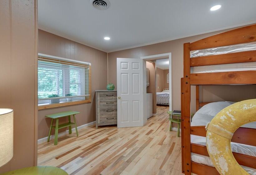 Waterfront Annapolis Home: Fire Pit & Fishing Pier