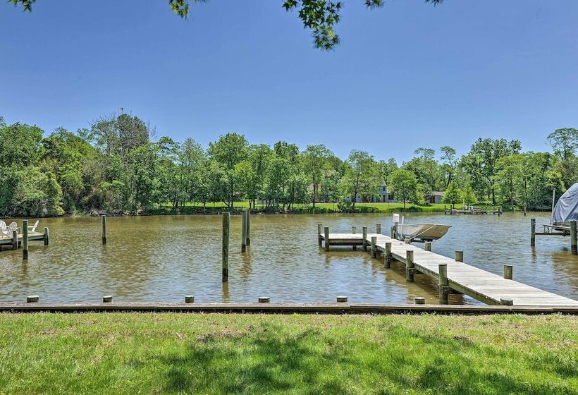 Waterfront Annapolis Home: Fire Pit & Fishing Pier