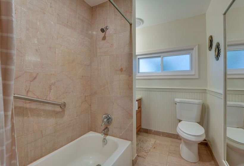 Waterfront Annapolis Home: Fire Pit & Fishing Pier