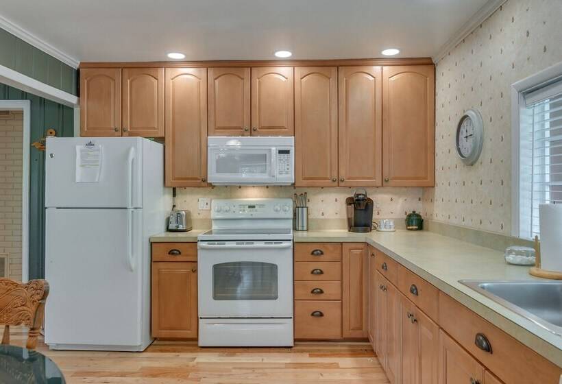 Waterfront Annapolis Home: Fire Pit & Fishing Pier