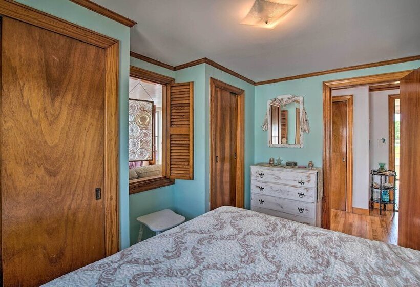 Waterfront Cape Cod Cottage W/ Deck & Beach Access