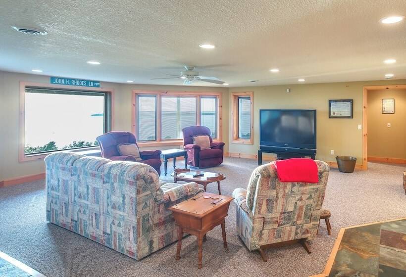 Waterfront Lake Champlain Home W/ Hot Tub & Sauna!