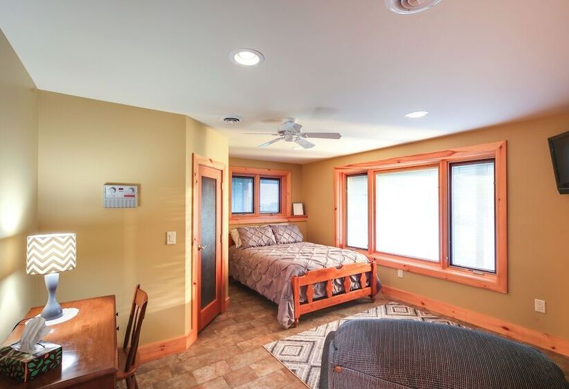 Waterfront Lake Champlain Home W/ Hot Tub & Sauna!