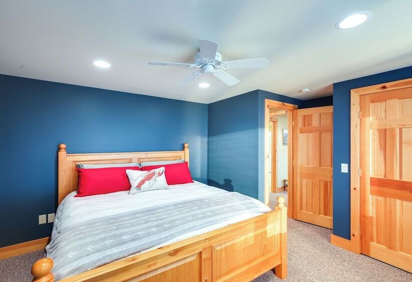 Waterfront Lake Champlain Home W/ Hot Tub & Sauna!