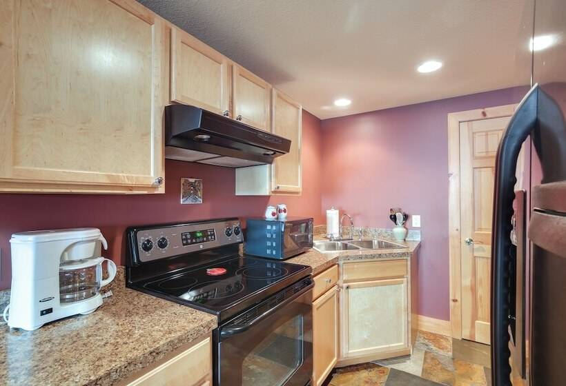 Waterfront Lake Champlain Home W/ Hot Tub & Sauna!