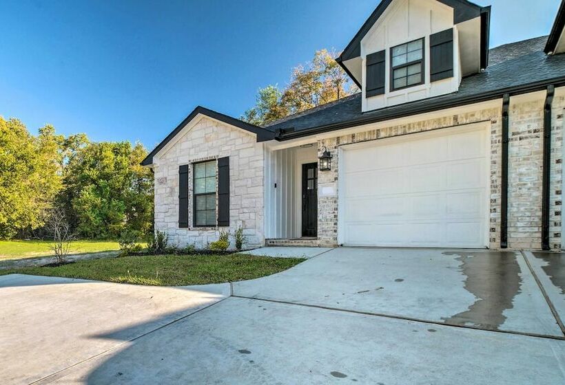 Well Appointed Montgomery Home W/ Fenced Yard