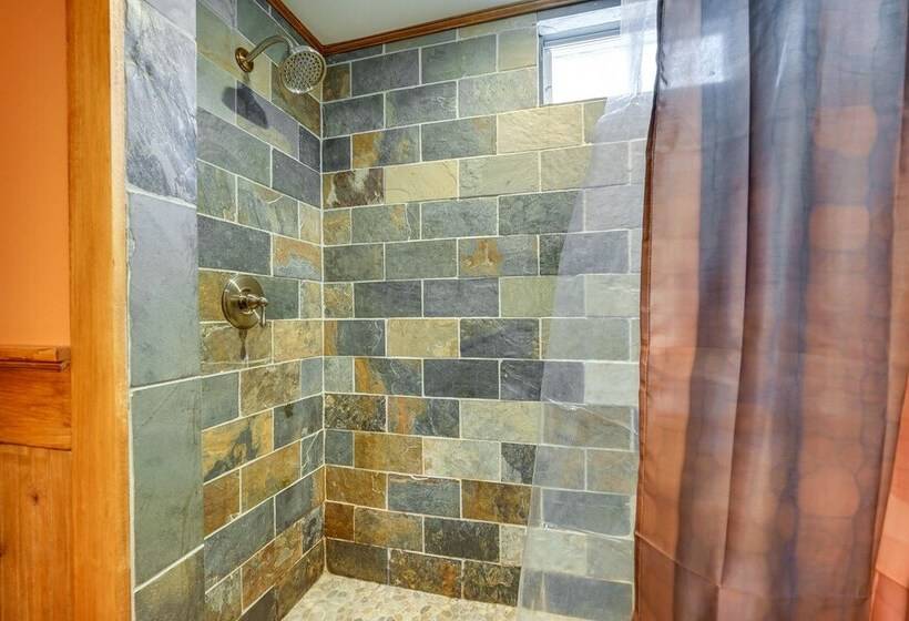 West Dover Cabin W/ Game Room, 4 Mi To Mt Snow!