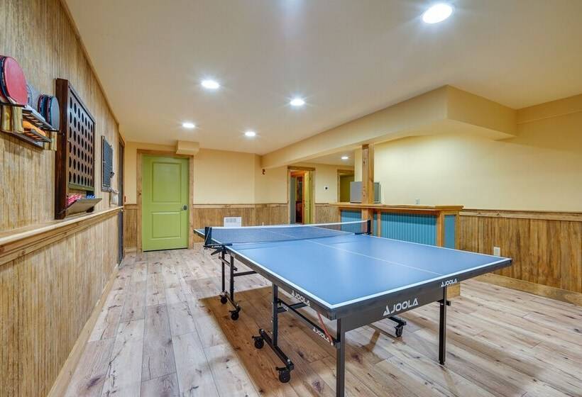 West Dover Cabin W/ Game Room, 4 Mi To Mt Snow!