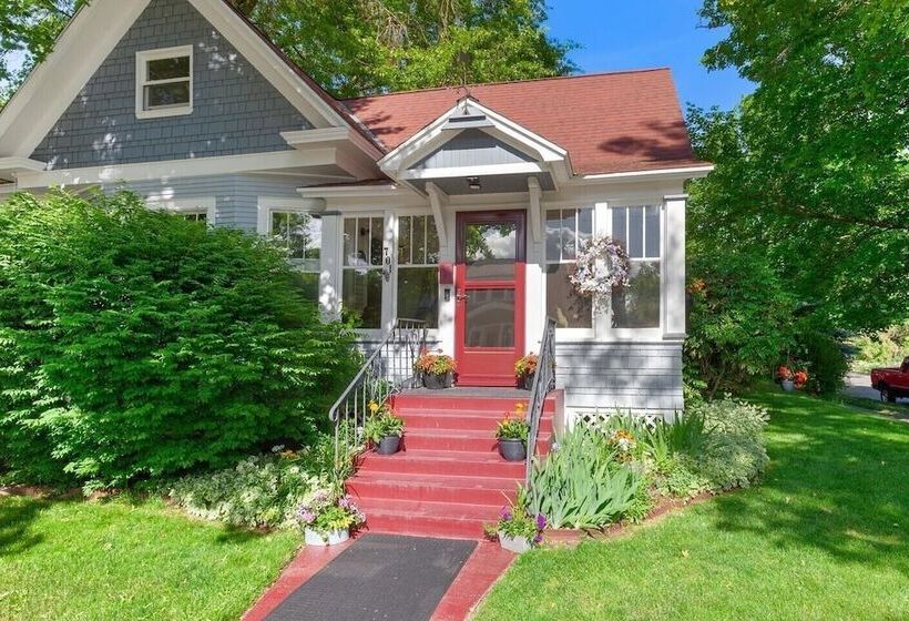 Whimsical Coeur D Alene Escape, Walk To Beach!