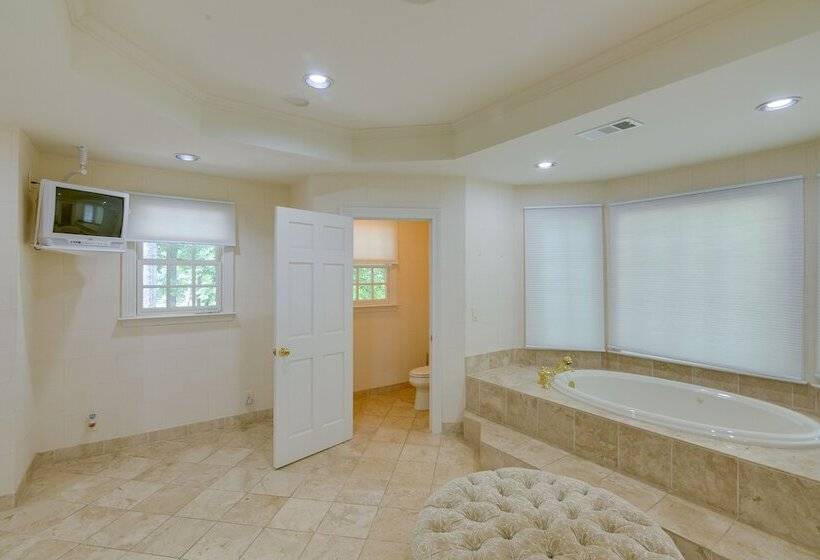 Pool, Hot Tub & Outdoor Theater: Franklin Retreat