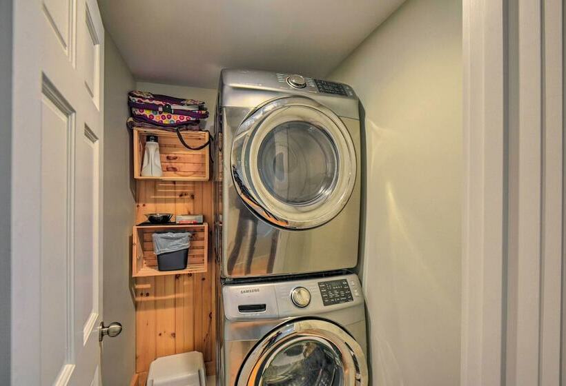 New London Cottage W/ Grill, Lake & Beach Access