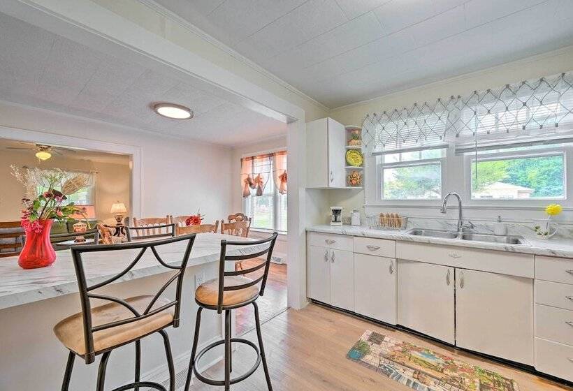 Winston Salem Retreat W/ Yard ~ 6 Mi To Dtwn!