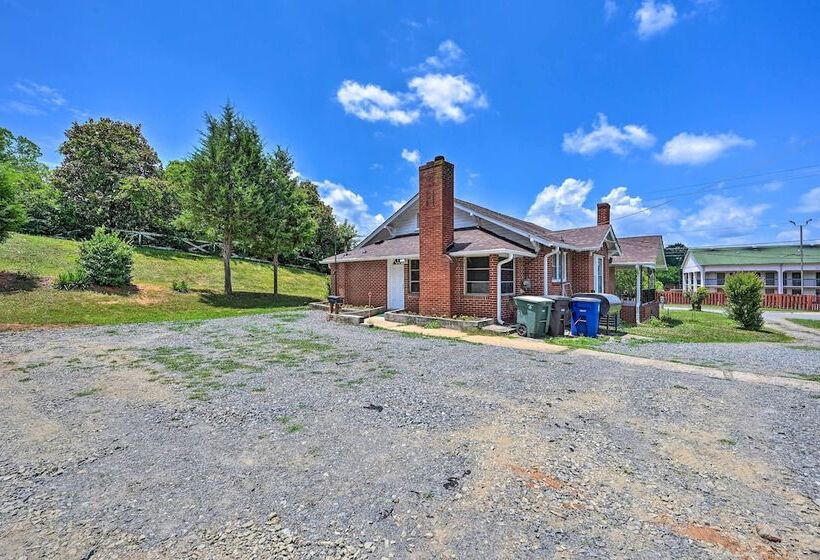 Winston Salem Retreat W/ Yard ~ 6 Mi To Dtwn!