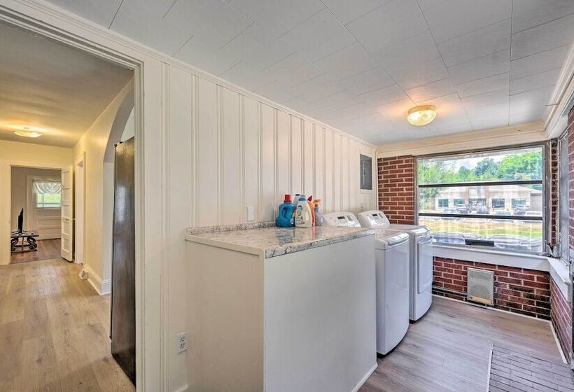 Winston Salem Retreat W/ Yard ~ 6 Mi To Dtwn!