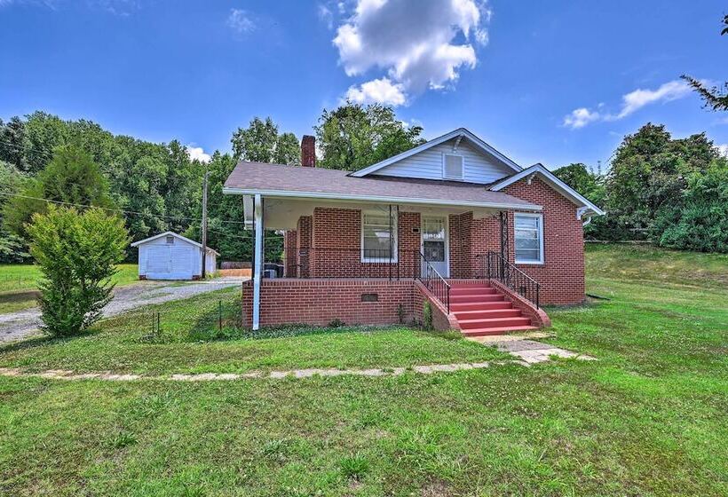 Winston Salem Retreat W/ Yard ~ 6 Mi To Dtwn!