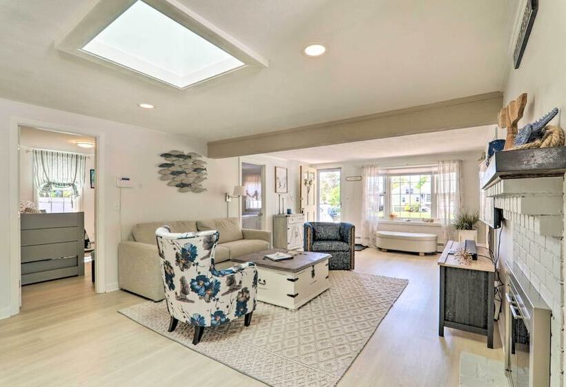 Charming West Yarmouth Home ~ 2 Mi To Beach!