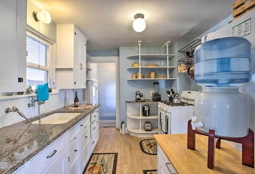 Adventure Home Base   7 Blocks To Downtown!