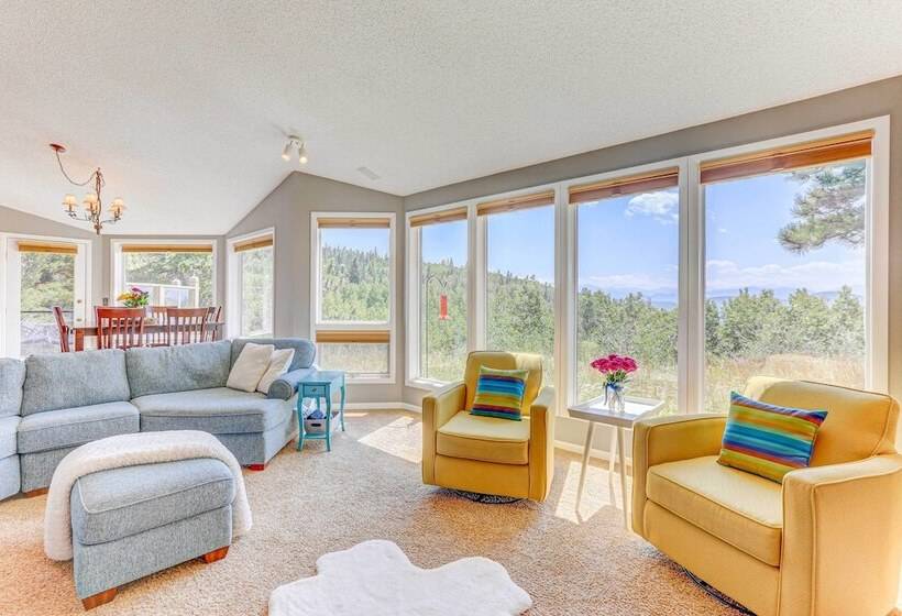 Airy Forest Escape W/ Mountain Views + Hot Tub!