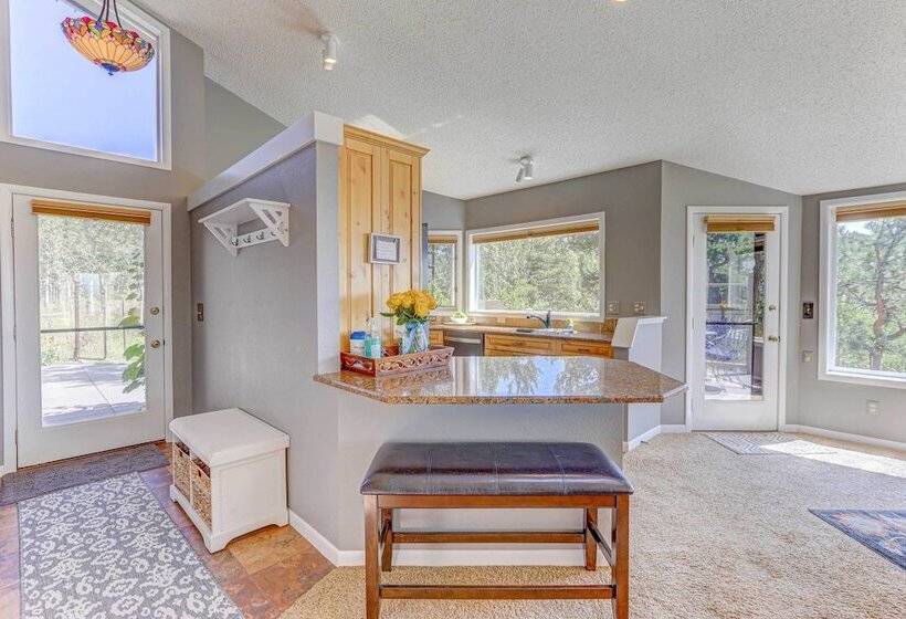 Airy Forest Escape W/ Mountain Views + Hot Tub!