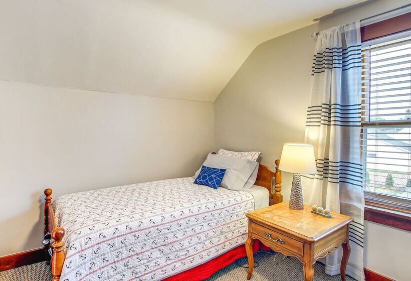 Ania S Retreat  W/ Deck: Walk To Lake Michigan!