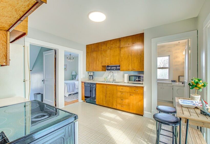 Ania S Retreat  W/ Deck: Walk To Lake Michigan!