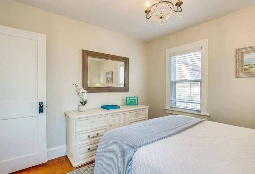 Ania S Retreat  W/ Deck: Walk To Lake Michigan!