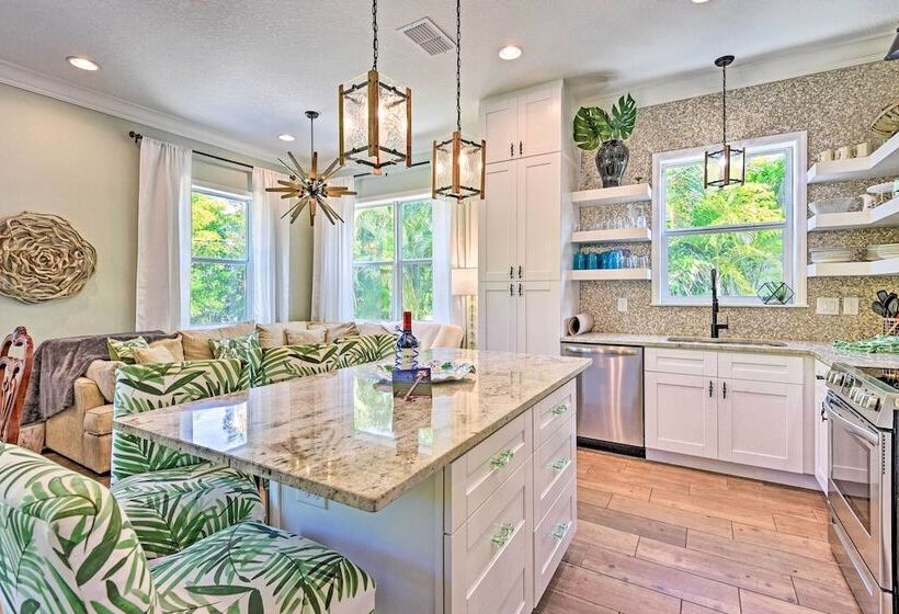 Anna Maria Island Escape, Walk To Beaches!