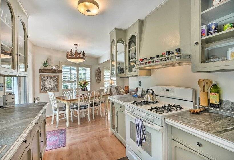 1 Mi To Jenkinson Lake: Apples Chalet W/ Deck