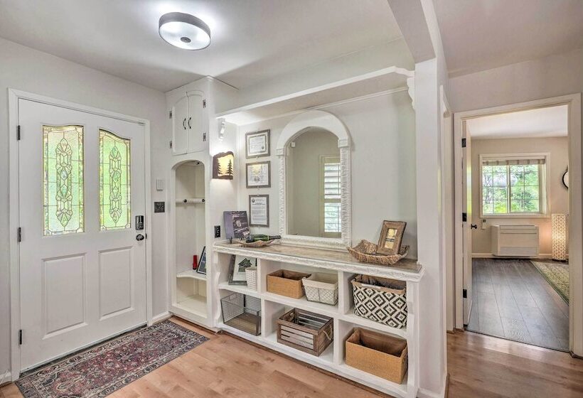 1 Mi To Jenkinson Lake: Apples Chalet W/ Deck