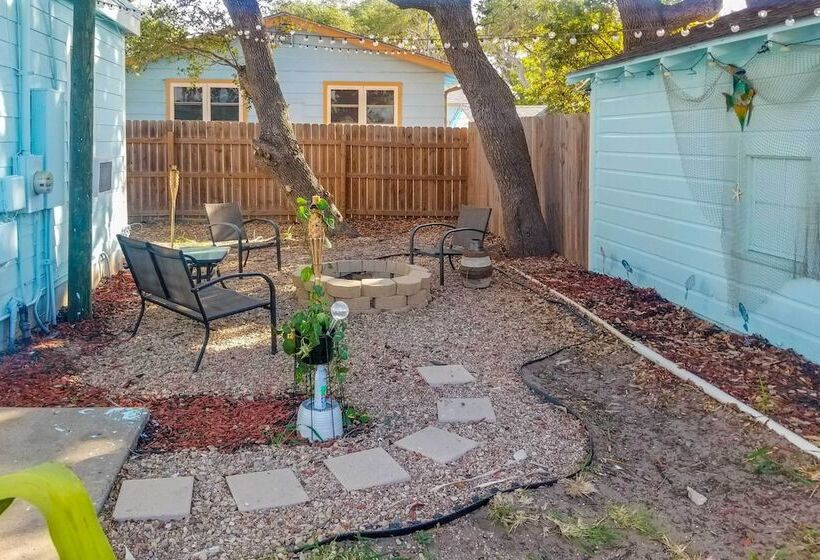 Fire Pit & Grill: Fishing Cottage In Aransas Pass!