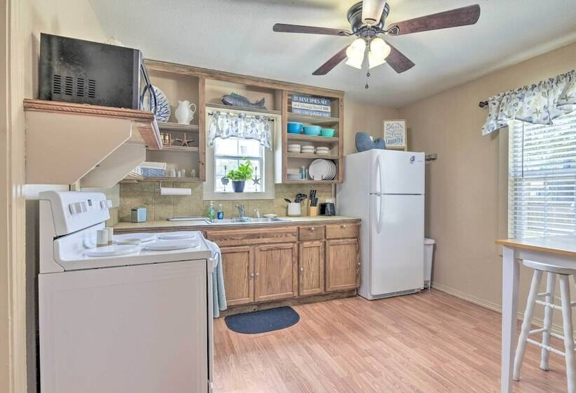 Fire Pit & Grill: Fishing Cottage In Aransas Pass!