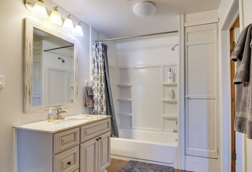 Bandon Home W/ Patio, Steps To South Jetty Park