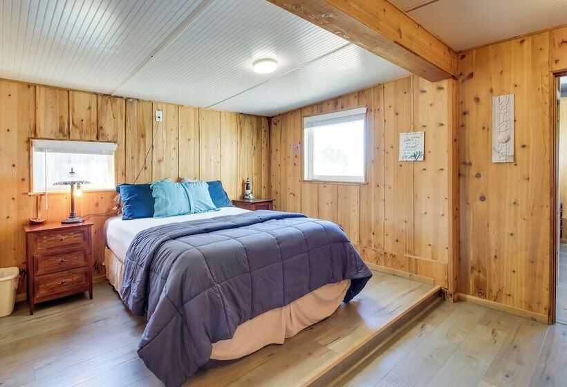 Bandon Home W/ Patio, Steps To South Jetty Park