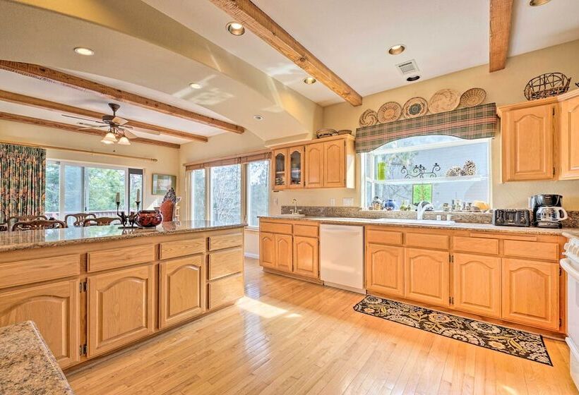 Beautiful View Home W/ Fenced Yard, 5 Mi To Lake!